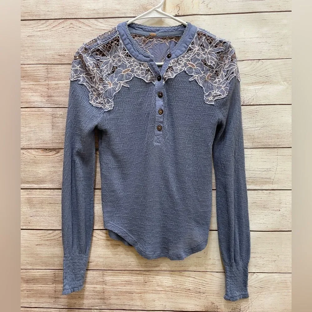 FREE PEOPLE EMBROIDERED HENLEY THERMAL‎ TOP IN BLUE